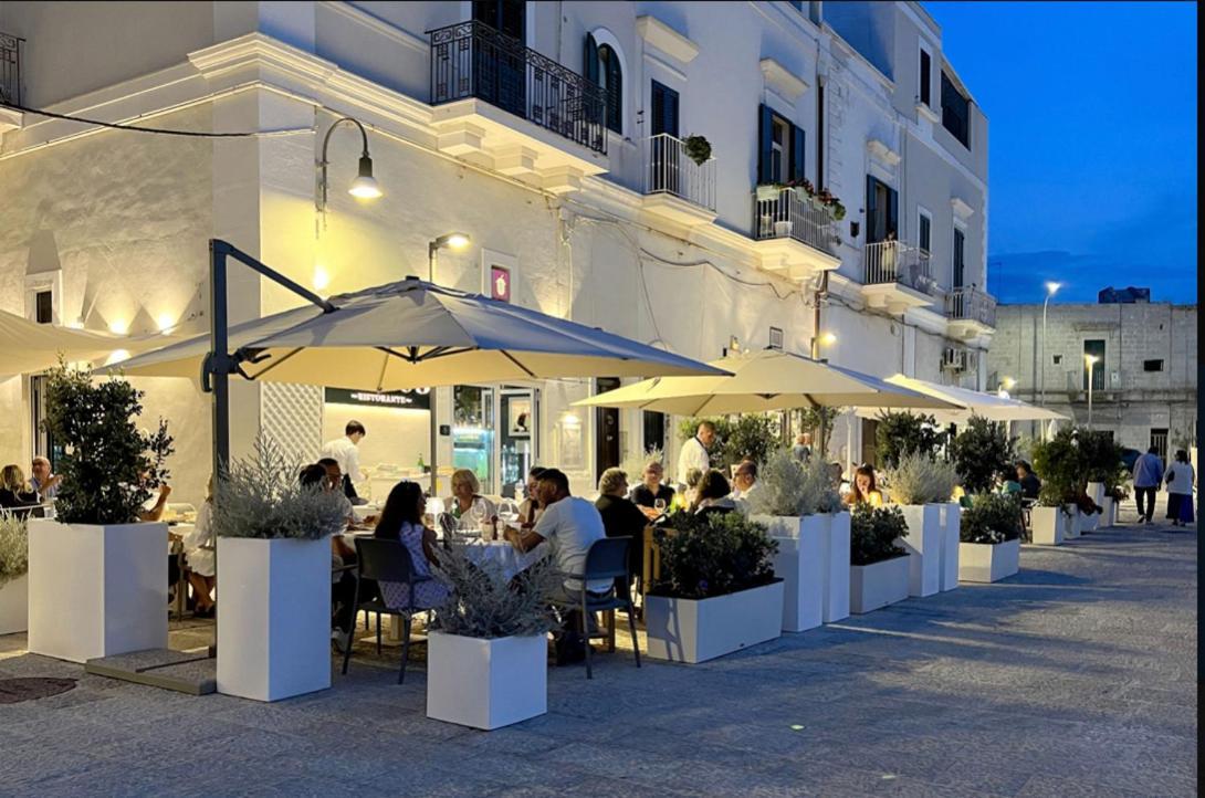 Polignano A Mare: Sulla Piazza Di Domenico Modugno Villa Kültér fotó